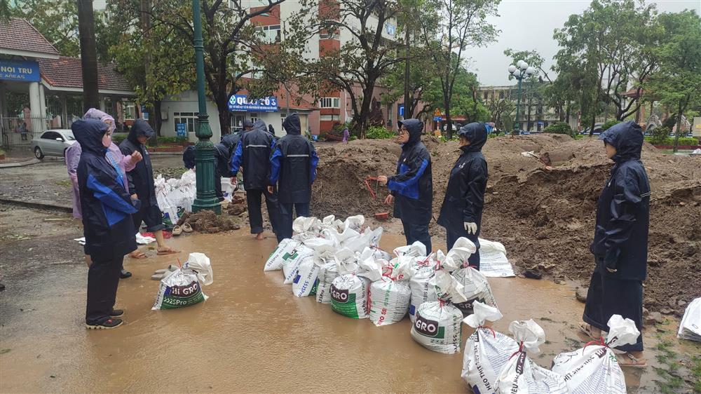 Bệnh viện Đa khoa tỉnh Hải Dương triển khai các phương án khắc phục hậu quả bão và phòng chống lũ lụt, dịch bệnh